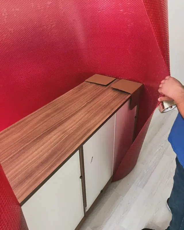 Ahşap dolabın balonlu naylon ile sarılarak korunması