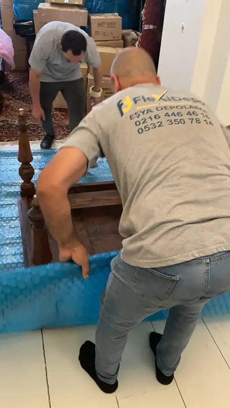 Ahşap masanın balonlu naylon ile paketlenmesi