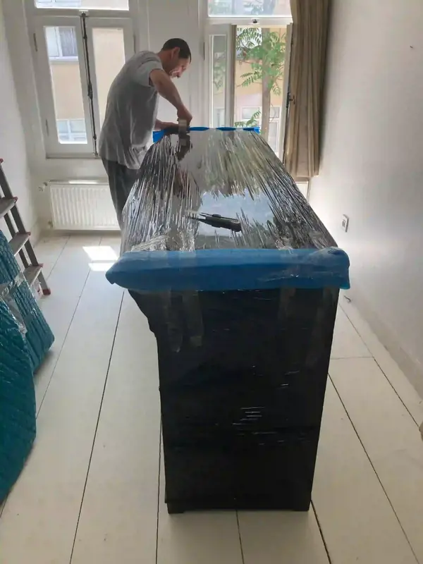 Şifonyerin streç film ve köpük kenar koruyucu ile paketlenmesi
