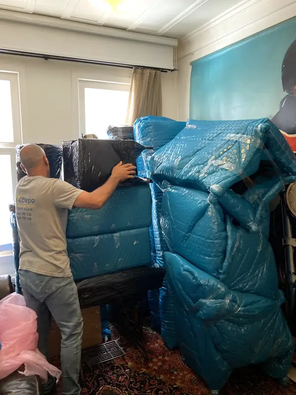 Paketlenmiş ve taşımaya hazır ev eşyaları