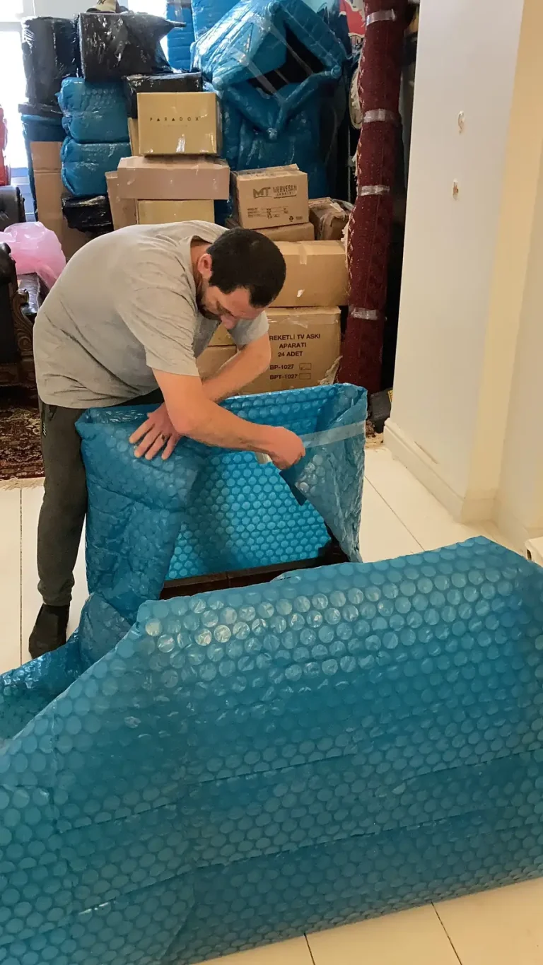 Antika mobilyanın balonlu naylonla özenle paketlenmesi