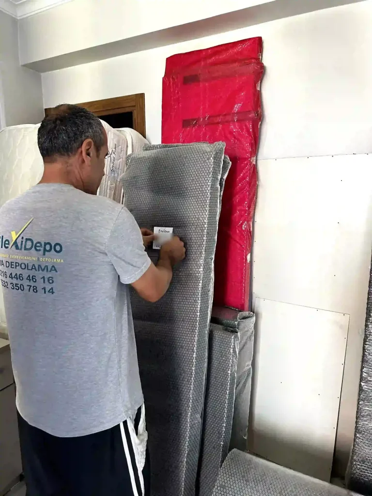 Paketlenen eşyaya FlexiDepo barkodlu takip etiketi yapıştırılması