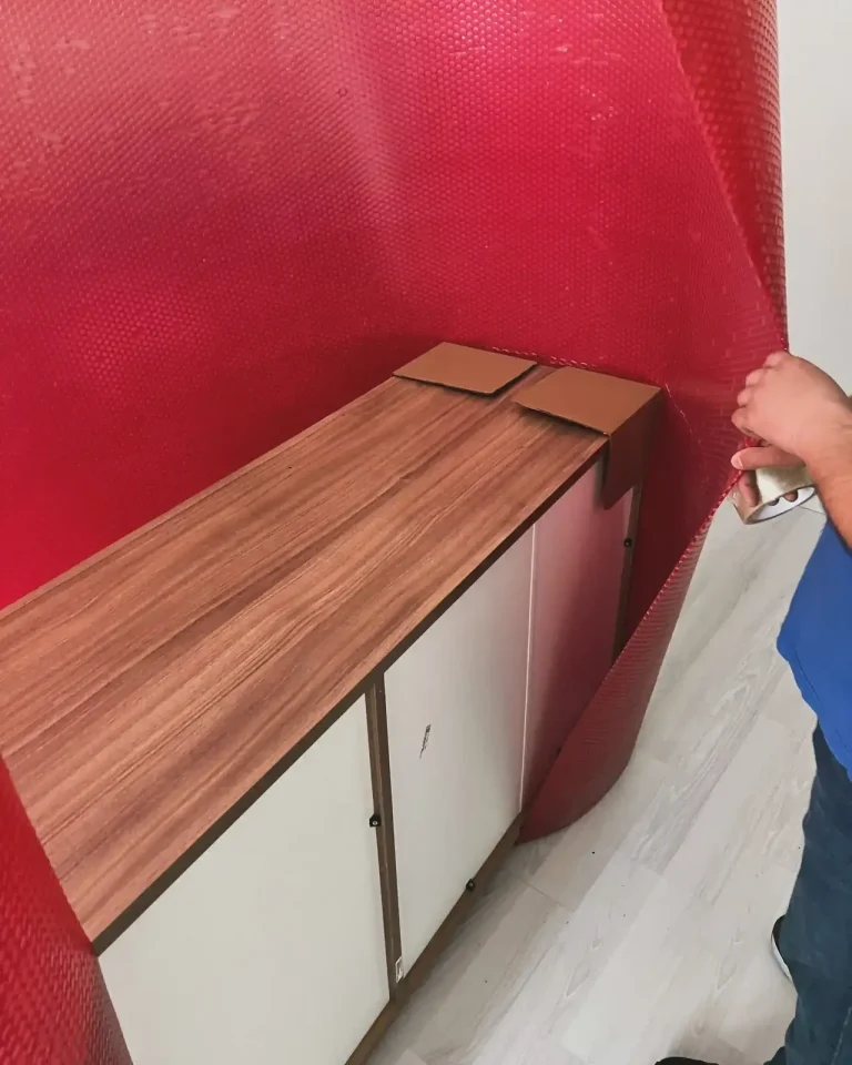 Ahşap dolabın balonlu naylon ile sarılarak korunması