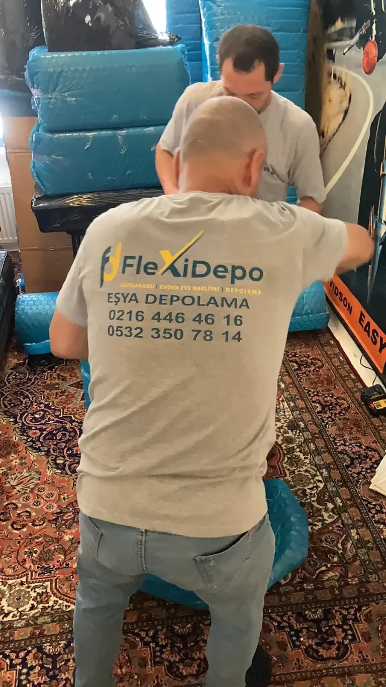 FlexiDepo eşya depolama ekibi müşteri evinde paketleme yapıyor